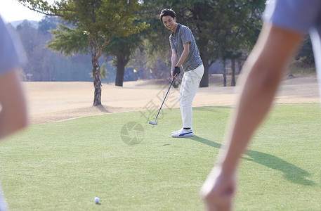 练习打高尔夫球的人图片