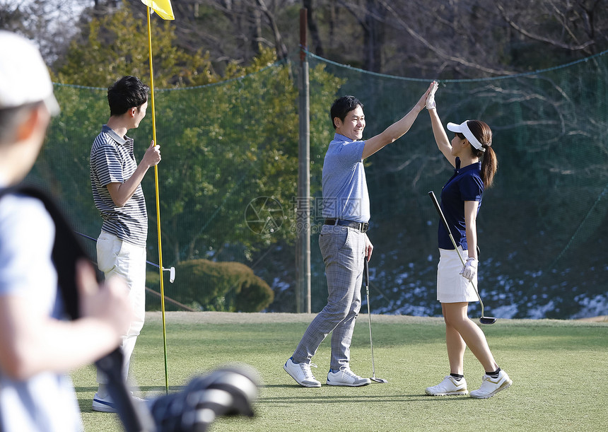 男人和女人打高尔夫球图片
