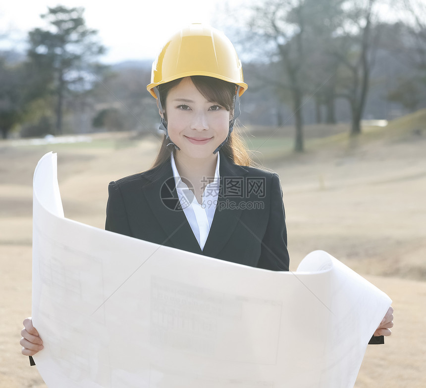 建筑女职员考察开发商业用地图片