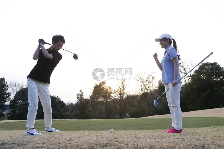 男人和女人打高尔夫球图片