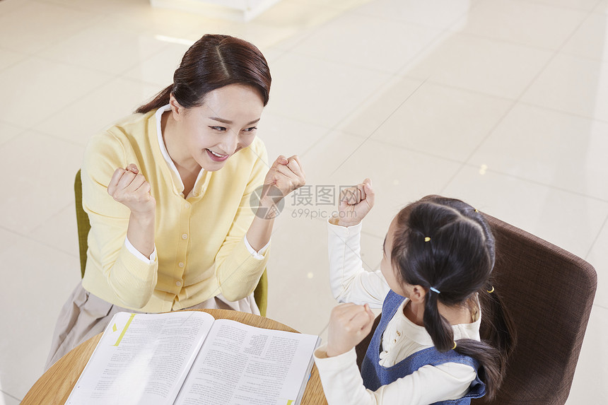 妈妈辅导小女孩学习图片