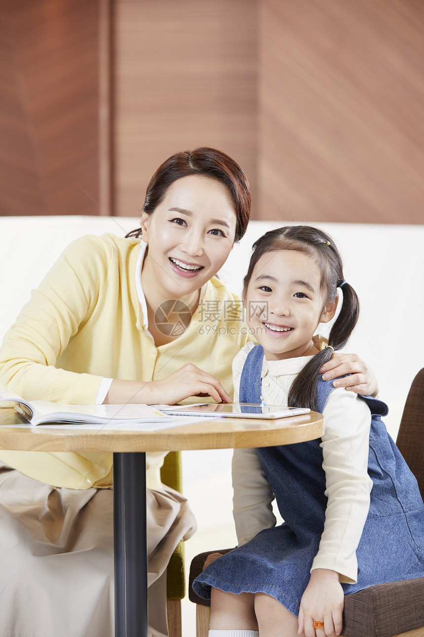 妈妈辅导小女孩学习图片