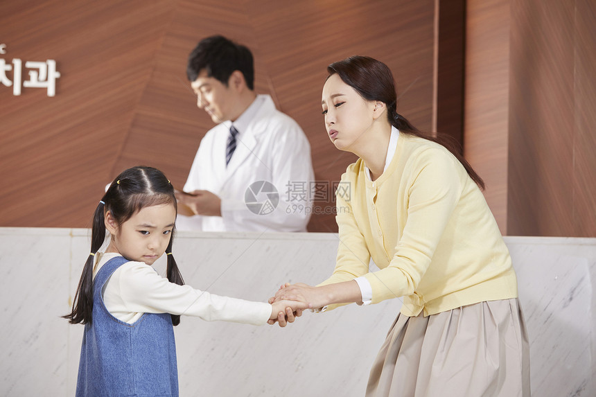 妈妈陪小女孩一起看医生图片