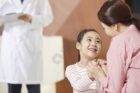 妈妈带女儿看医生图片