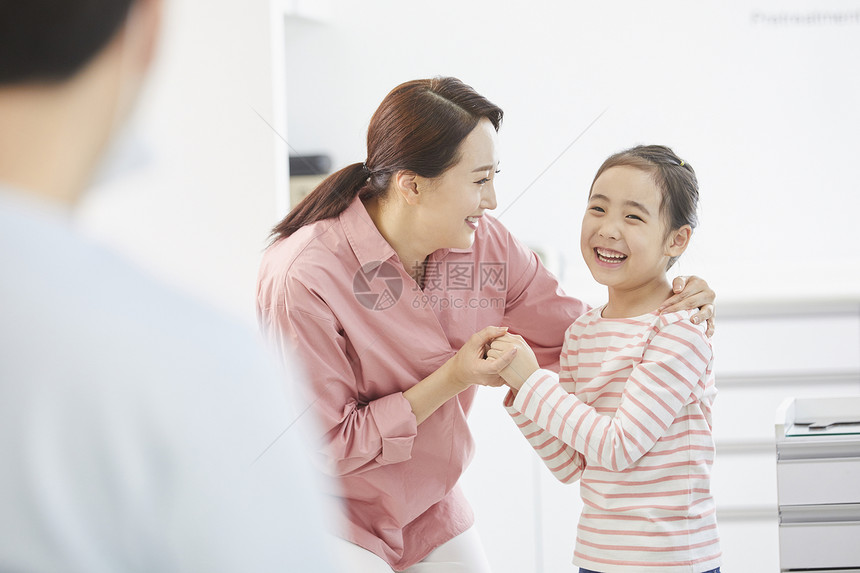 妈妈带女儿来医院做检查图片