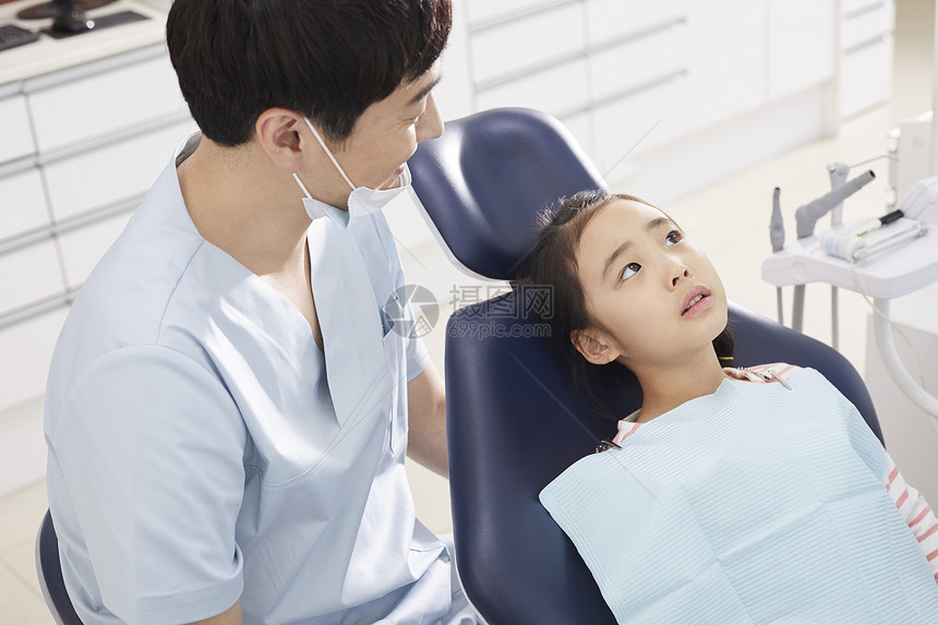牙医给女孩检查牙齿图片