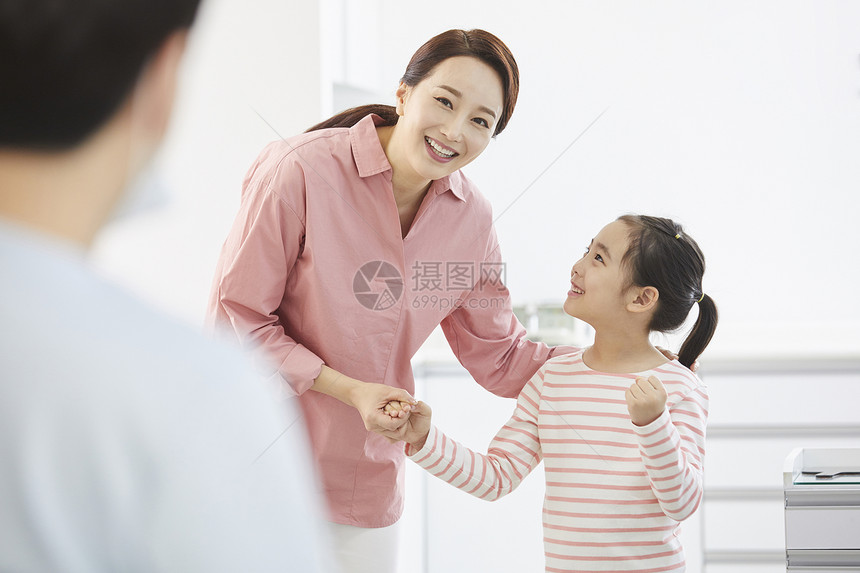 妈妈带女儿来医院做检查图片