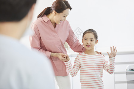 妈妈鼓励做牙齿手术的女儿图片