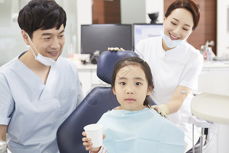 牙科医护团队与小患者图片
