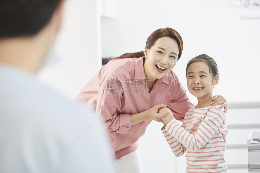 成年女子毒蛇医师医院医生母亲女儿图片