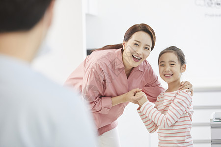 成年女子毒蛇医师医院医生母亲女儿图片