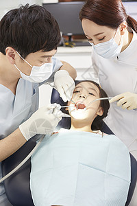 牙科医生给小女孩做牙齿手术图片