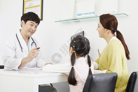 医院医生给小女孩看病图片