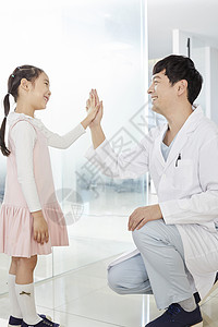 医生与小女孩图片