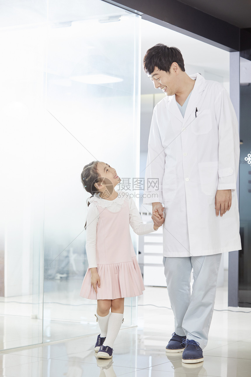 医生与小女孩图片