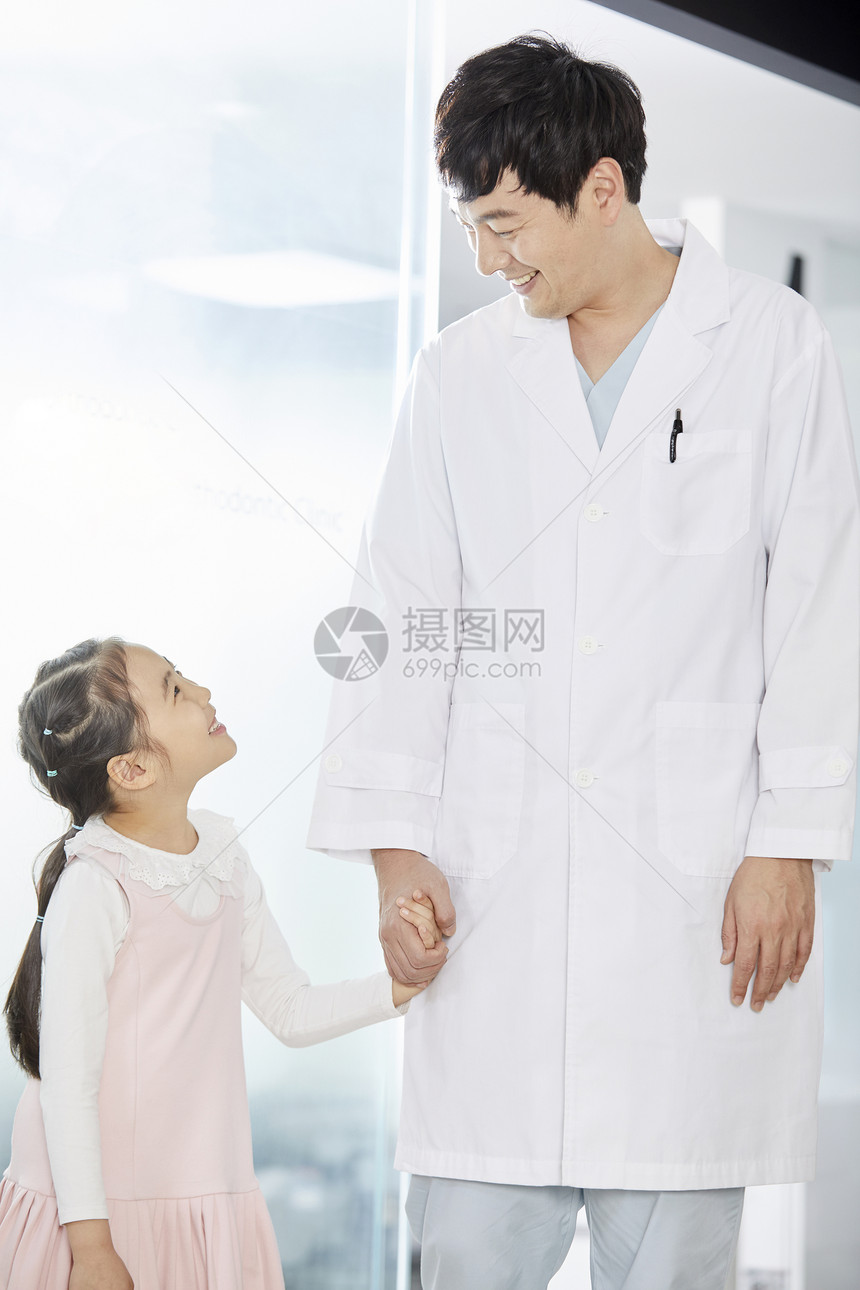 牙科医生与病人小孩图片