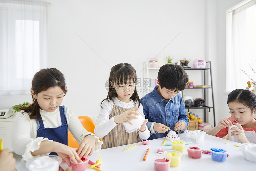 制作粘土模型的可爱小朋友们图片