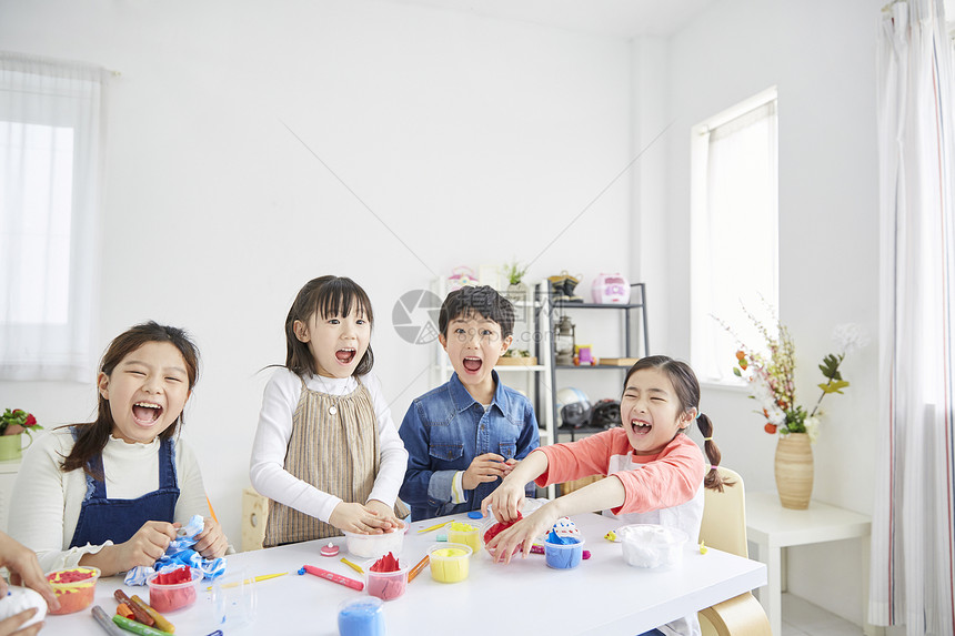 制作粘土模型的可爱小朋友们图片