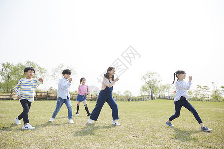 草坪上奔跑的孩子们图片