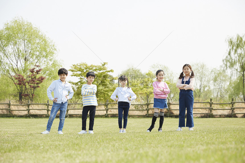 站在草坪上的孩子们图片