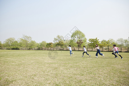 小朋友们在草坪上奔跑图片