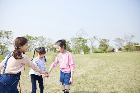 伸手加油打气的女孩们图片