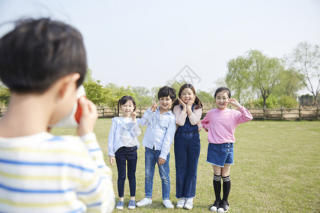 公园里郊游拍照的好朋友图片