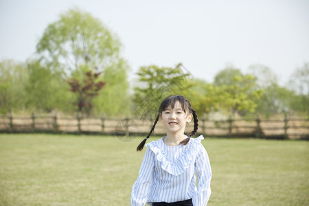 阳光快乐的小女孩图片