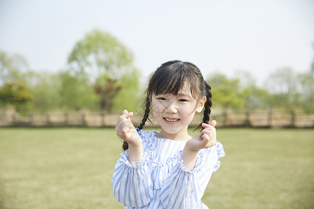 户外玩耍的小女孩图片