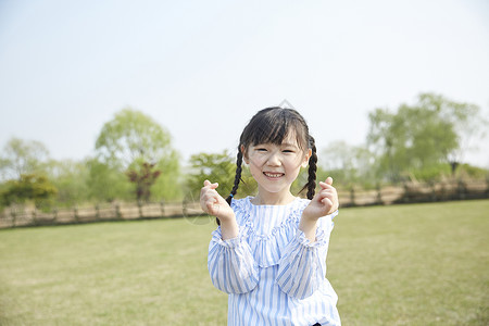 户外玩耍的小女孩图片