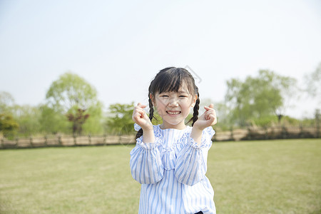 户外玩耍的小女孩图片