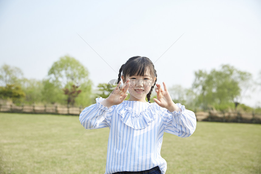 户外玩耍的小女孩图片