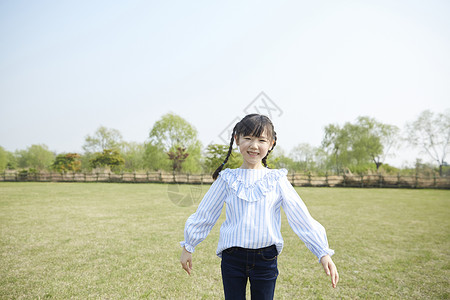 户外玩耍的小女孩图片