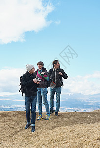 看三人游客徒步旅行的外国人观点图片