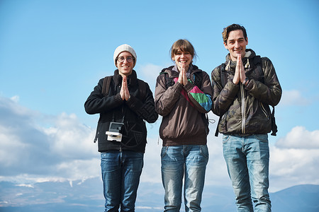 合掌祷告女男人富士山外国人联合肖像画像图片