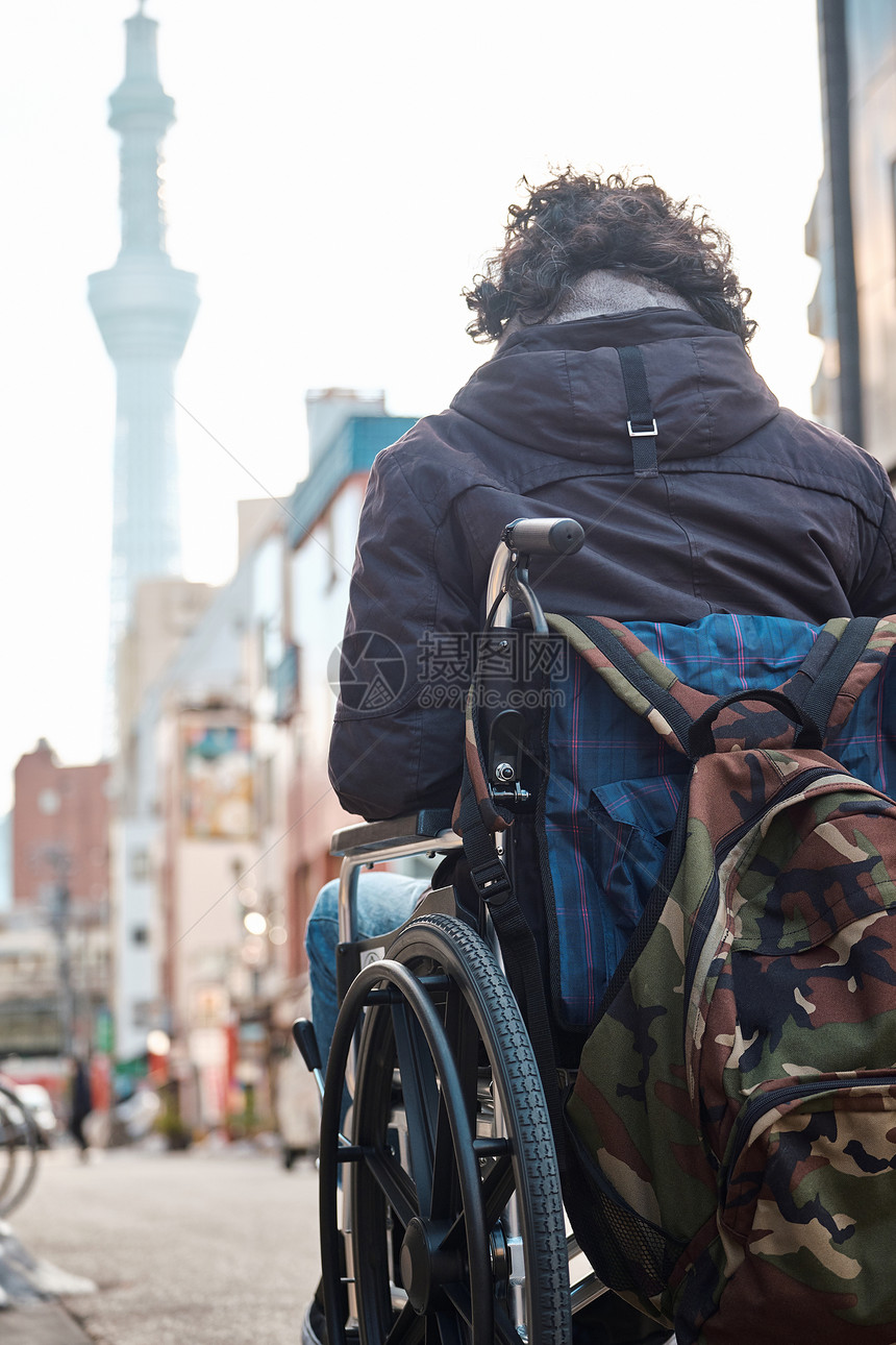 混乱残疾人全体在轮椅旅行的人图片