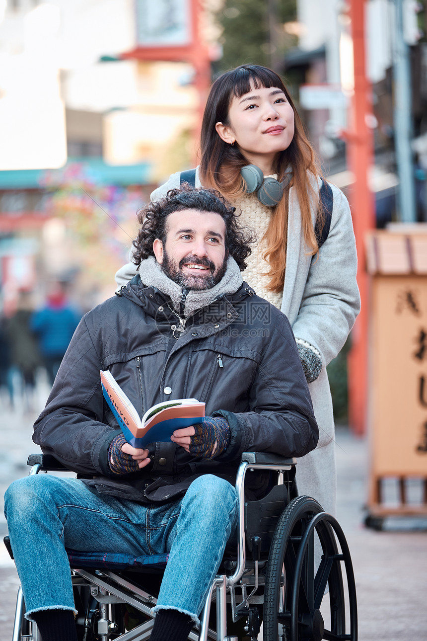 残疾30多岁导游手册在轮椅旅行的人图片