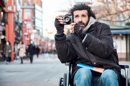 成人全球20多岁在轮椅旅行的人图片