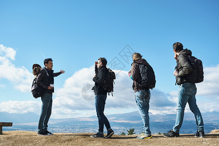 全身开心走路外国人的观点富士山图片