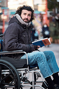 男人们人物空白部分在轮椅旅行的人图片
