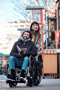 障碍调查仲见世在轮椅旅行的人图片
