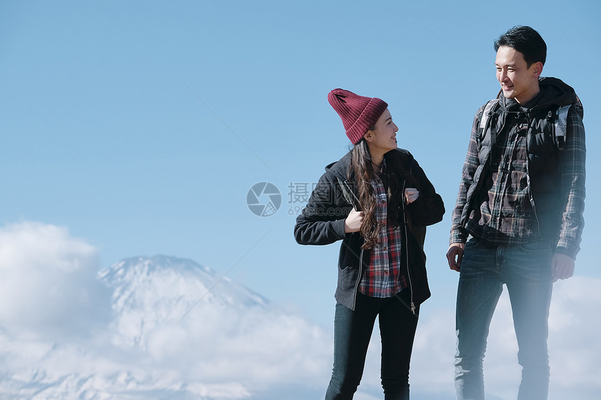 如画般的景色肖像游客富士山视图徒步旅行夫妇图片