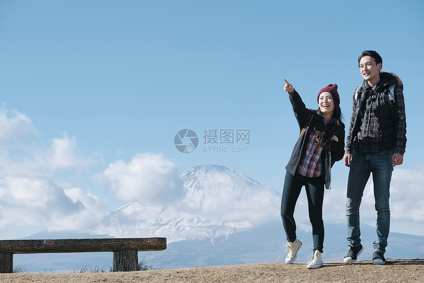 女生云恋人富士山视图徒步旅行夫妇图片