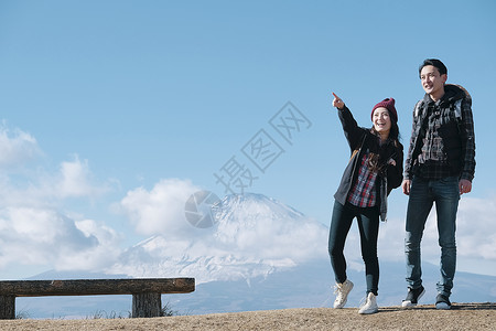 女生云恋人富士山视图徒步旅行夫妇图片