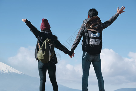开心背包客休假富士山视图徒步旅行夫妇图片
