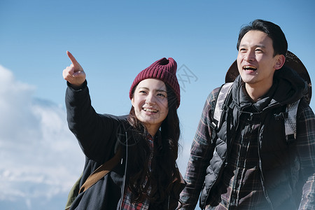 日本远足笑脸富士山视图徒步旅行夫妇图片