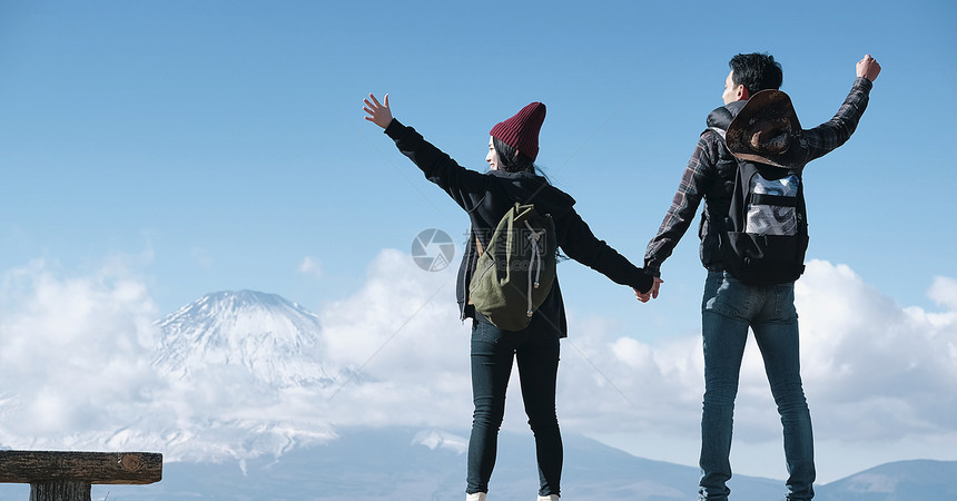 亚洲人快乐的文稿空间富士山视图徒步旅行夫妇图片