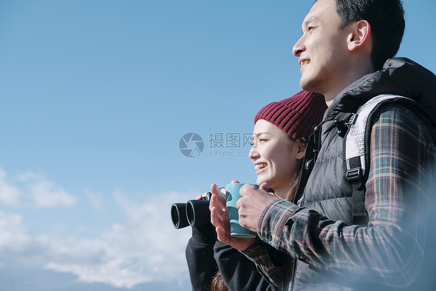亚洲乐趣留白富士山视图徒步旅行夫妇图片