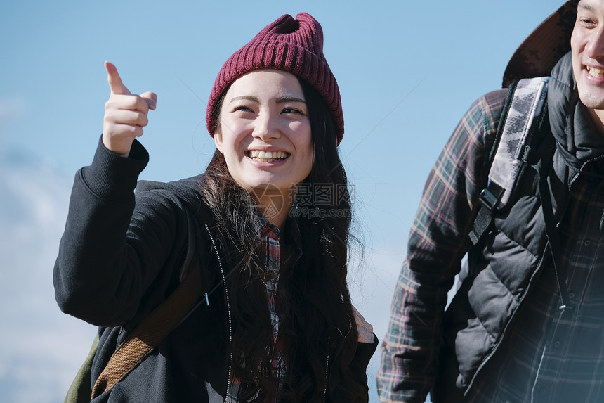 两个人乐趣朋友富士山视图徒步旅行夫妇图片