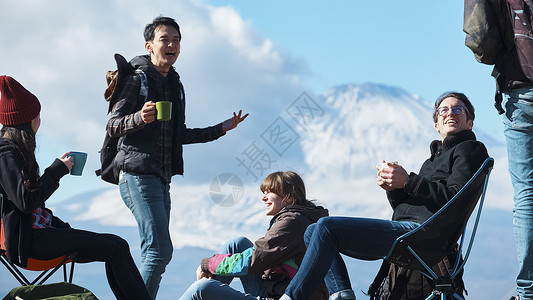 高兴云彩露营富士山观看外国人图片